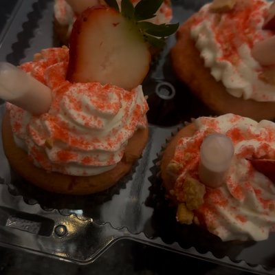 Strawberry crunch cupcakes (6)