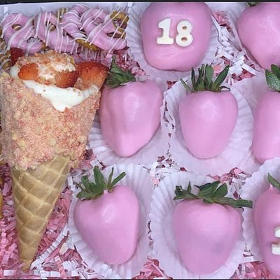 Basic Chocolate Covered Strawberries  (12)