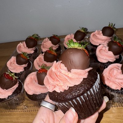 •Chocolate Strawberry Cupcakes•