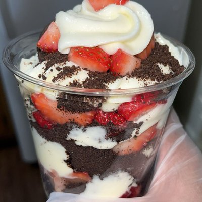 Strawberry 🍓 Cookies And Cream Cup 