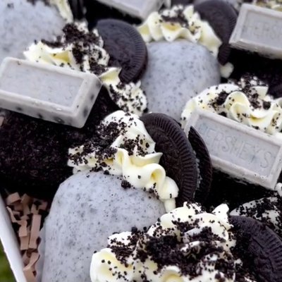 CHEESECAKE STUFFED BERRIES 
