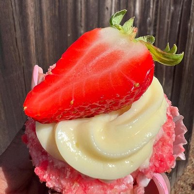 Cheesecake Stuffed Cupcakes 