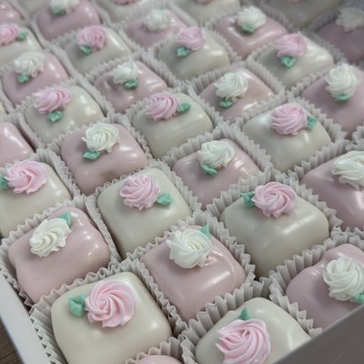 Petit Fours - Mini Cakes