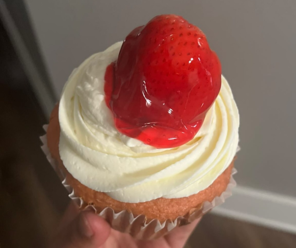 4 CT STRAWBERRY CRÈME JUMBO CUPCAKES