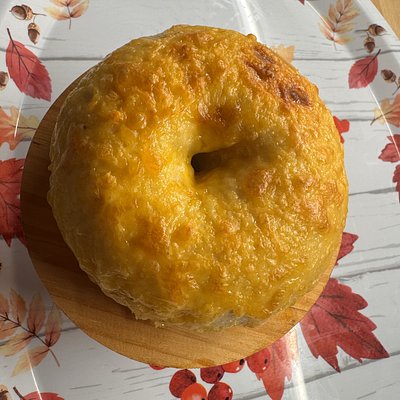 Sharp Cheddar Sourdough Bagels (6ct)