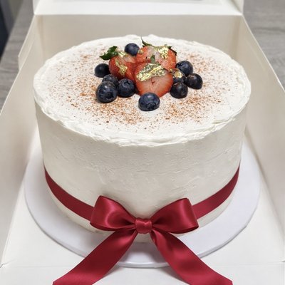 Tres Leches with Dulce de Leche, Whipped Cream Filling & Berries on top (serves 10-15)