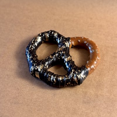 Black Pretzel (Milk Chocolate)