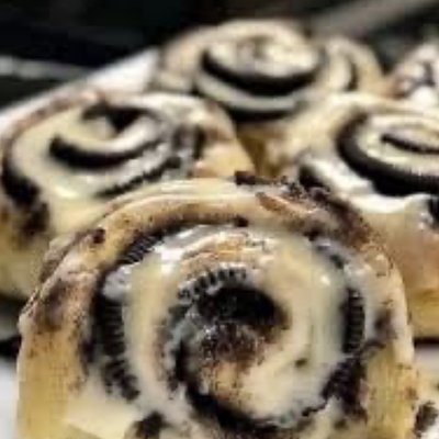 Cookies and Cream Cinnamon Rolls - 4 Pack