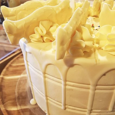 Milkybar Drip Cake 8”