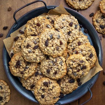 8 Oatmeal Raisin Cookies
