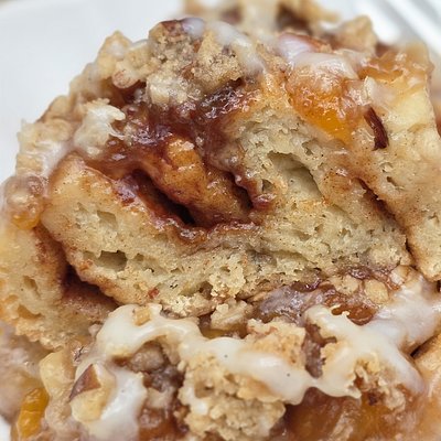 Peach Cobbler Cinnamon Rolls 🍑 