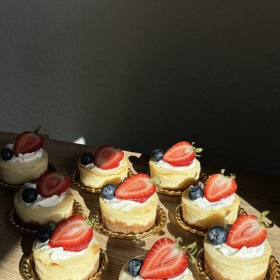 (12) Mini Cheesecakes 