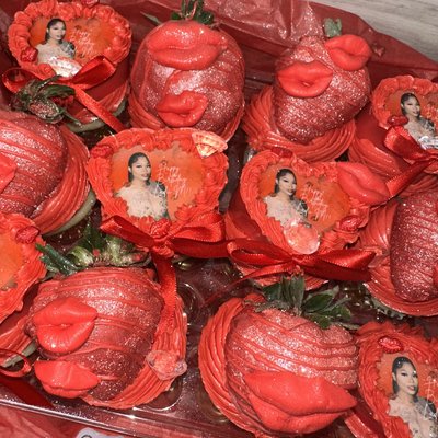 12ct Heart Glam Cupcakes w/ 6ct Strawberries 