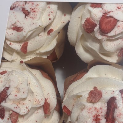 JUMBO STRAWBERRY CUPCAKES  WITH VANILLA BUTTERCREAM 