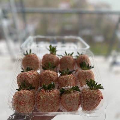 Strawberries Crunch & Cheesecake Stuffed Strawberries 