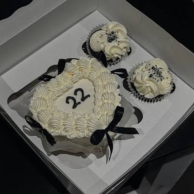 Mini Bento Box- 6inch Cake W. 2 Cupcakes 