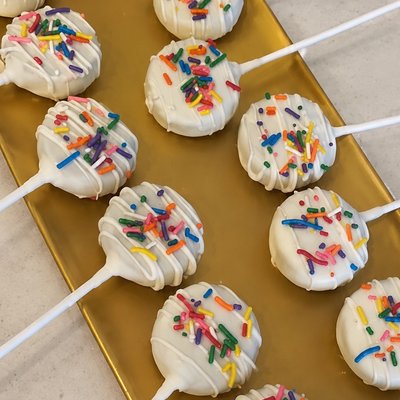 (Custom) Basic Tier Cake Pops — $35/dozen Round or disc pops with simple designs such as drizzle, sprinkles, cookie/crumb toppings, or cereal toppings.