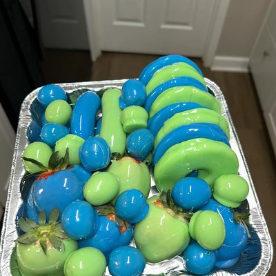Large Candied Fruit Tray (6 Strawberries, 20 Grapes, 8 Pineapples, 6 Pickles)