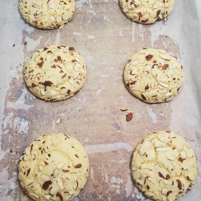 Brown Butter Almond Cookies With Toasted Almond Slices