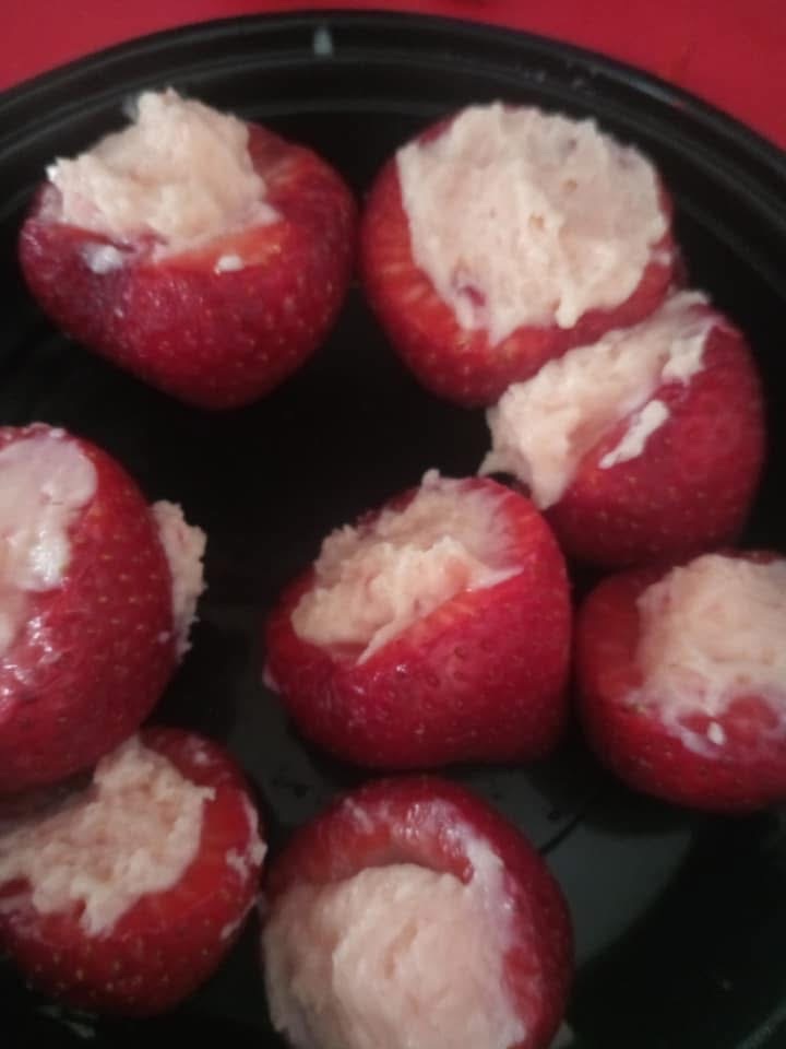 Cheesecake Stuffed strawberries 