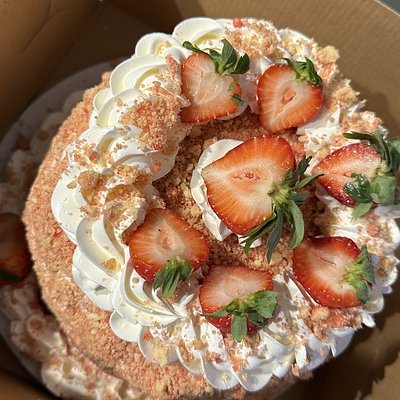Strawberry Crunch Cake 