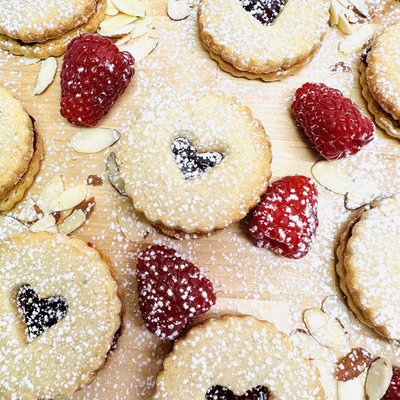 Linzer Cookies (8ct)