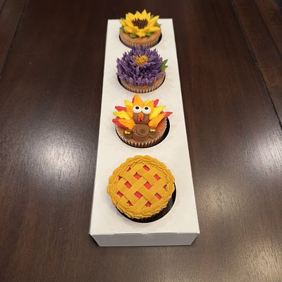 🌼 4 Standard Size Floral / Design Cupcakes