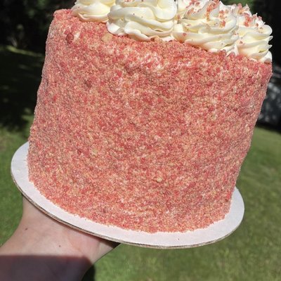 Strawberry Crunch Cake 