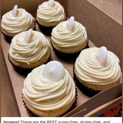 Plain Vanilla Cupcakes + Choice Frosting (6)