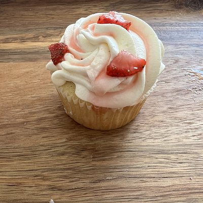 Signature Cupcake: Strawberry Shortcake 