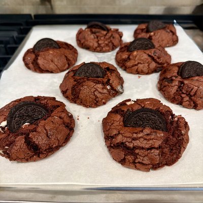Red Velvet White Chocolate Chip Oreo