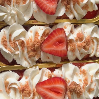 Strawberry Crunch Mini Cake