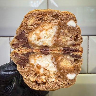 MEGA: Chocolate Chip Cinnamon Roll ✌🏼