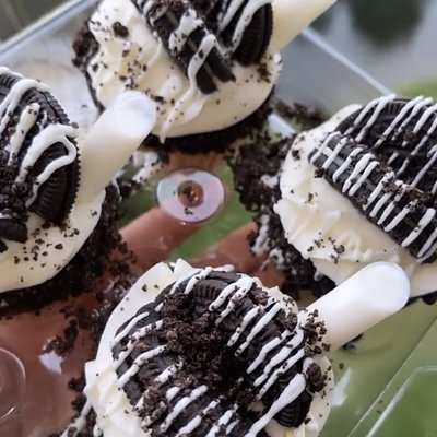 Chocolate Oreo Cupcakes 