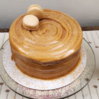 Deluxe rich caramel cakes