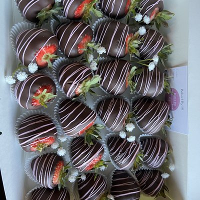 Chocolate Covered Strawberries (1 Dozen)
