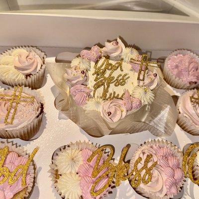 Mini 4” cake & 8 cupcakes 