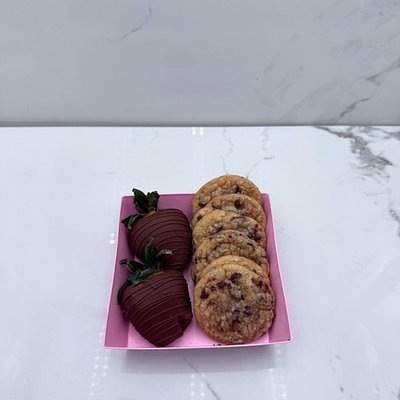 Valentine 2 ct Strawberries & Mini Chocolate Chip Cookies 
