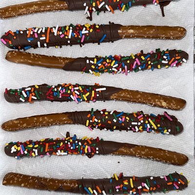 Dipped Pretzel Rods 🥨🍫