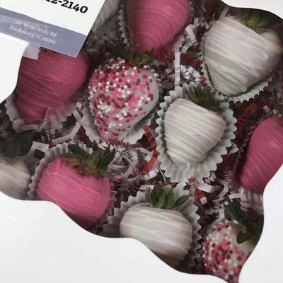 Dozen Mix Of Milk And White Choc Berries 