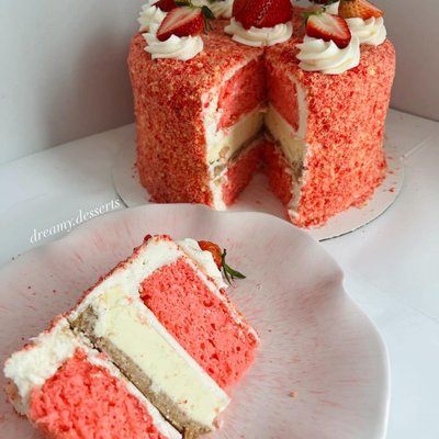 Strawberry Crunch Cheesecake Cake 