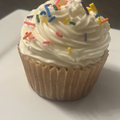 Vanilla Cupcakes With Buttercream 12 Pack 