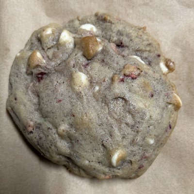 🥛 Strawberries & Cream Sourdough Cookie