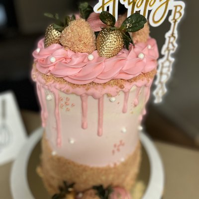 Strawberry Crunch Cake 