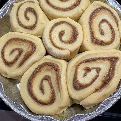 Frozen take and bake Cinnamon rolls / 8