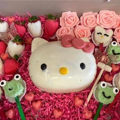 Hello Kitty Crack Heart with Candy Included