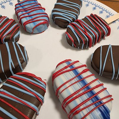 Striped Cakesicles 
