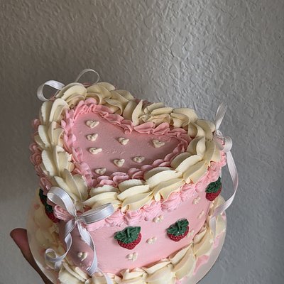 Vintage Style Heart Shaped Cake ( 6"2 Layers) 