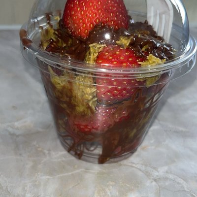 Dubai Chocolate Strawberry 9ounce Cup