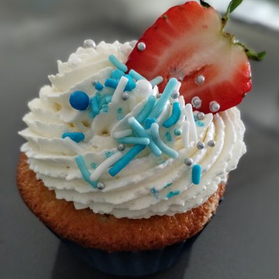 Strawberries And Cream Cupcakes - 6 Count